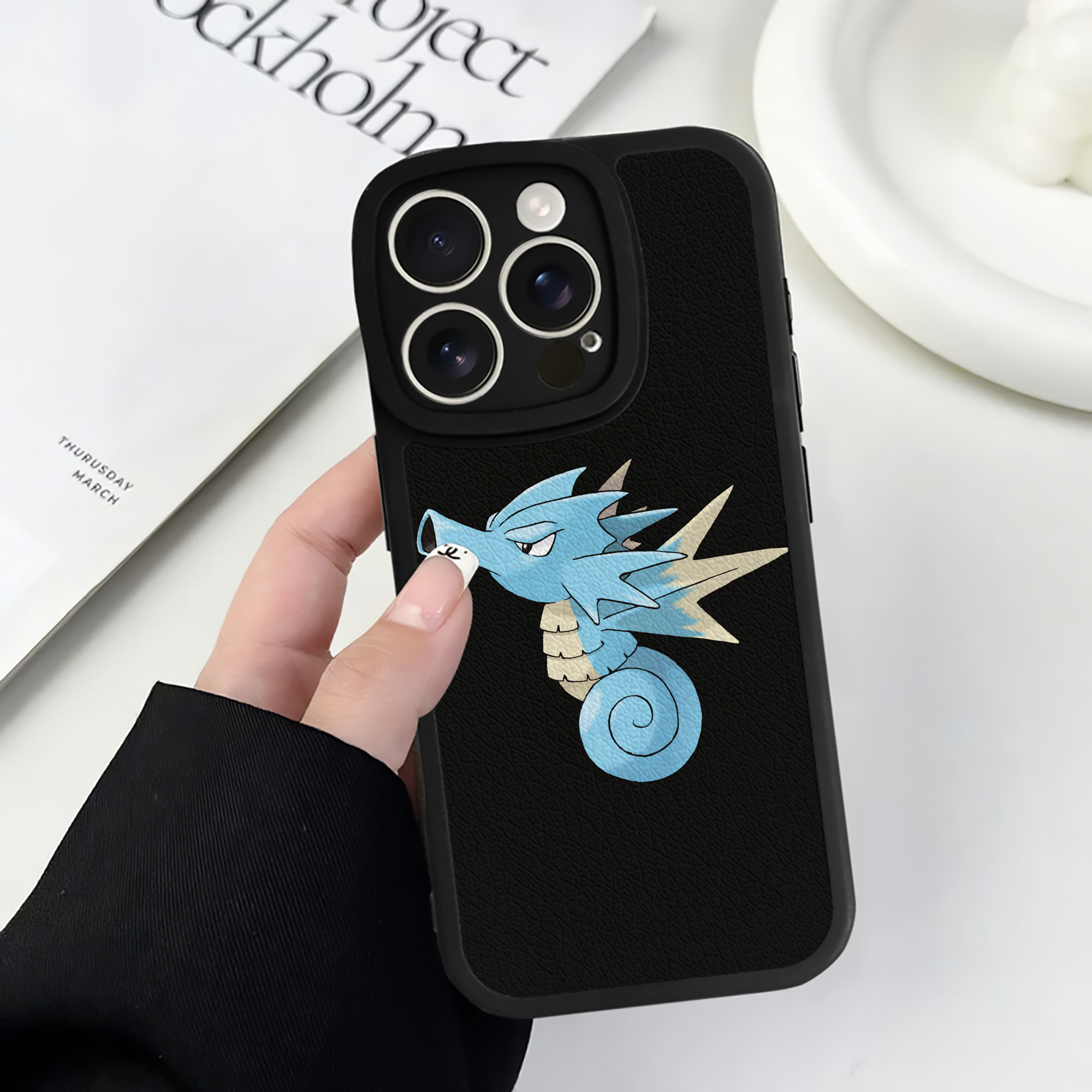 （画像用） ポケットモンスター Pokémon 【iPhone 16シリーズ対応】シリコンスマホケース（レザー調） 材質：シリコン